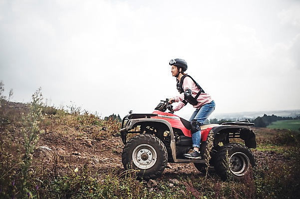 포토 JPG 주간 전신 여자 한명 서기 미소 20대 성인 야외 옆모습 제주도 한국인 자유 가을 승차 즐거움 4륜바이크 여자만 성인여자만 성읍랜드 국내포토 자연요소 1 계절 감정 뷰포인트 컨셉 모션 한국 표정 사람 동양인 청년 바이크 성인만 파일형식