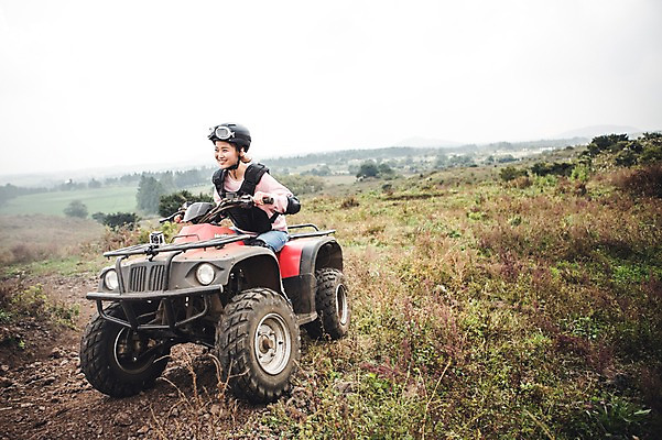 포토 JPG 주간 여자 한명 미소 상반신 20대 성인 야외 앞모습 제주도 한국인 자유 가을 승차 즐거움 4륜바이크 여자만 성인여자만 성읍랜드 국내포토 자연요소 1 계절 감정 뷰포인트 컨셉 모션 한국 표정 사람 동양인 청년 바이크 성인만 파일형식