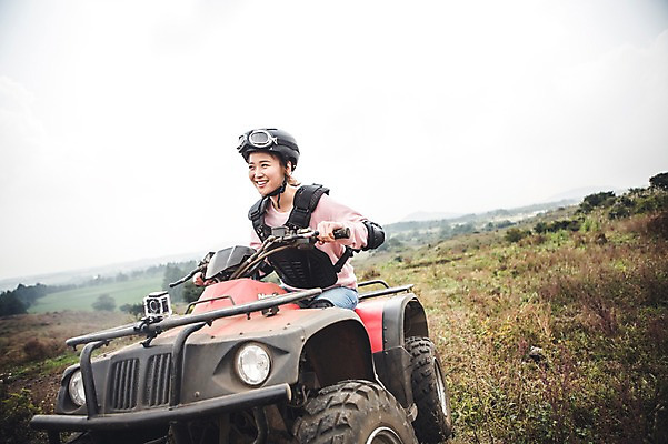 포토 JPG 주간 여자 한명 미소 상반신 20대 성인 야외 앞모습 제주도 한국인 자유 가을 승차 즐거움 4륜바이크 여자만 성인여자만 성읍랜드 국내포토 자연요소 1 계절 감정 뷰포인트 컨셉 모션 한국 표정 사람 동양인 청년 바이크 성인만 파일형식