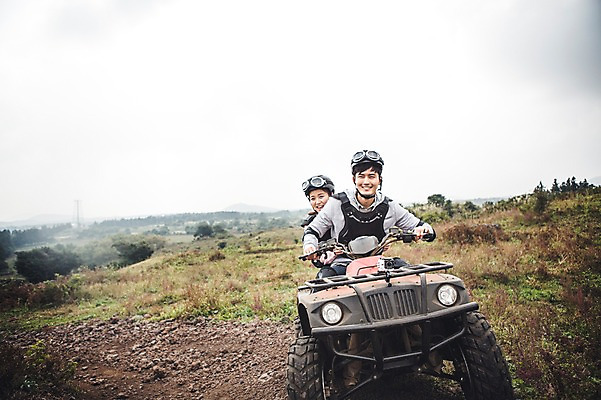 포토 JPG 주간 커플 여자 남자 커플라이프 미소 상반신 20대 성인 야외 두명 앞모습 제주도 한국인 자유 가을 승차 즐거움 4륜바이크 성인만 성읍랜드 국내포토 자연요소 라이프스타일 계절 감정 뷰포인트 컨셉 관계 모션 한국 표정 사람 동양인 청년 바이크 파일형식