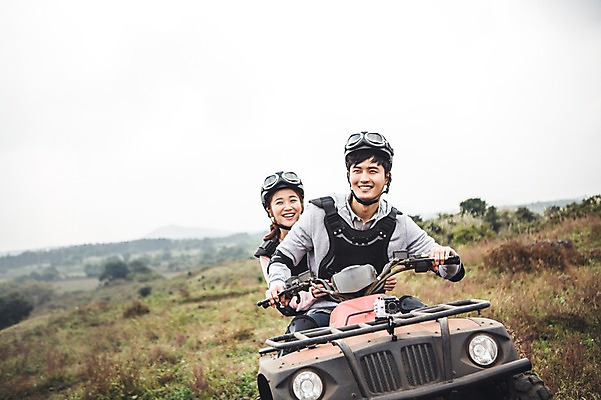 포토 JPG 주간 커플 여자 남자 커플라이프 미소 상반신 20대 성인 야외 두명 앞모습 제주도 한국인 자유 가을 승차 즐거움 4륜바이크 성인만 성읍랜드 국내포토 자연요소 라이프스타일 계절 감정 뷰포인트 컨셉 관계 모션 한국 표정 사람 동양인 청년 바이크 파일형식