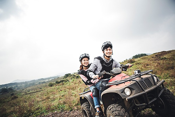 포토 JPG 주간 전신 커플 여자 남자 커플라이프 미소 20대 성인 야외 두명 앞모습 제주도 한국인 자유 가을 승차 즐거움 4륜바이크 성인만 성읍랜드 국내포토 자연요소 라이프스타일 계절 감정 뷰포인트 컨셉 관계 모션 한국 표정 사람 동양인 청년 바이크 파일형식