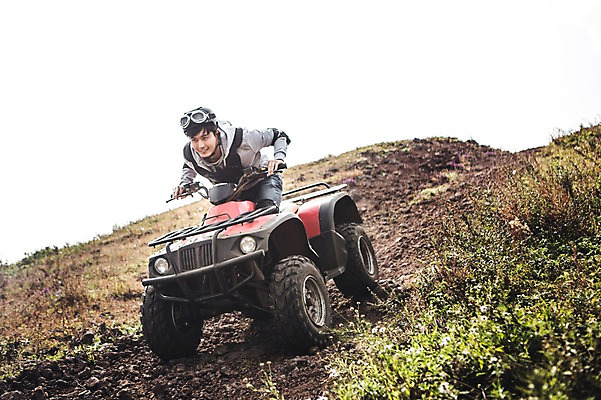 포토 JPG 주간 전신 남자 한명 미소 20대 성인 야외 앞모습 제주도 한국인 자유 가을 승차 즐거움 4륜바이크 남자만 성인남자만 성읍랜드 국내포토 자연요소 1 계절 감정 뷰포인트 컨셉 모션 한국 표정 사람 동양인 청년 바이크 성인만 파일형식