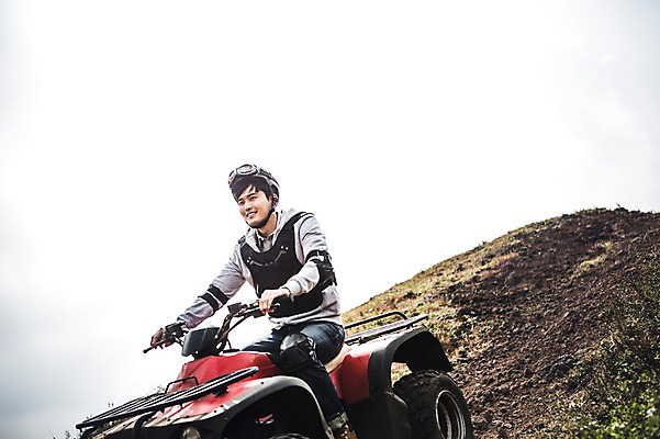포토 JPG 주간 전신 남자 한명 미소 20대 성인 야외 옆모습 제주도 한국인 자유 가을 승차 즐거움 4륜바이크 남자만 성인남자만 성읍랜드 국내포토 자연요소 1 계절 감정 뷰포인트 컨셉 모션 한국 표정 사람 동양인 청년 바이크 성인만 파일형식