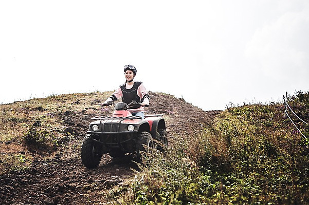 포토 JPG 주간 전신 여자 한명 미소 20대 성인 야외 앞모습 제주도 한국인 자유 가을 승차 즐거움 4륜바이크 여자만 성인여자만 성읍랜드 국내포토 자연요소 1 계절 감정 뷰포인트 컨셉 모션 한국 표정 사람 동양인 청년 바이크 성인만 파일형식