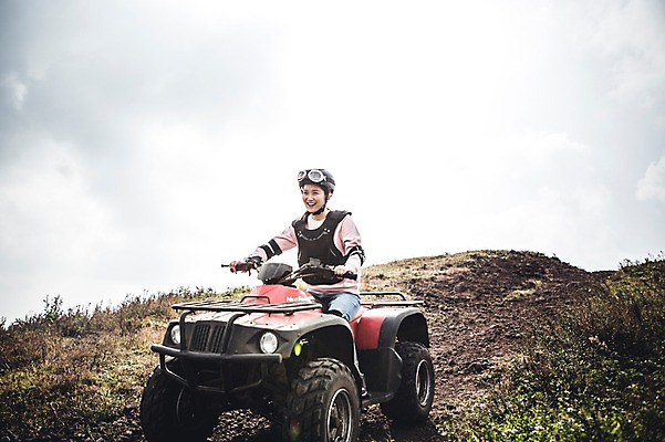 포토 JPG 주간 전신 여자 한명 미소 20대 성인 야외 앞모습 제주도 한국인 자유 가을 승차 즐거움 4륜바이크 여자만 성인여자만 성읍랜드 국내포토 자연요소 1 계절 감정 뷰포인트 컨셉 모션 한국 표정 사람 동양인 청년 바이크 성인만 파일형식