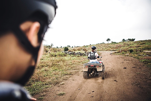 포토 JPG 주간 커플 여자 남자 얼굴 커플라이프 상반신 20대 성인 야외 두명 뒷모습 신체부위 제주도 한국인 자유 가을 승차 즐거움 4륜바이크 성인만 성읍랜드 국내포토 자연요소 라이프스타일 계절 감정 뷰포인트 컨셉 관계 모션 한국 사람 동양인 청년 바이크 파일형식