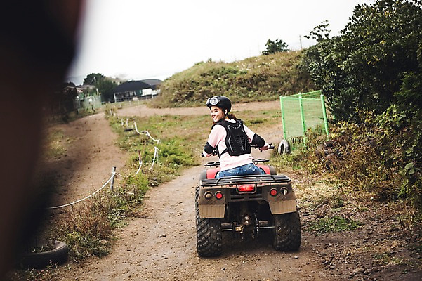 포토 JPG 주간 여자 한명 미소 상반신 20대 성인 야외 뒷모습 제주도 한국인 자유 가을 뒤돌아보기 승차 즐거움 4륜바이크 여자만 성인여자만 성읍랜드 국내포토 자연요소 1 계절 감정 뷰포인트 컨셉 모션 한국 표정 사람 동양인 청년 바이크 성인만 파일형식