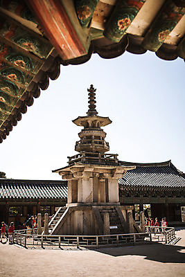 포토 JPG 주간 나무 단풍 유적지 자연 단풍나무 지붕 사람 풍경 여러명 야외 여행객 가을 경주 처마 불국사 다보탑 지붕처마 국내포토 자연요소 식물 계절 다수 고건축 잎 석탑 경상북도 생태계 랜드마크 파일형식