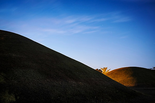 포토 JPG 야경 자연 하늘 사람없음 야외 가을 경주 대릉원 국내포토 계절 경주_경상북도 야간 경상북도 생태계 파일형식 풍경_경치
