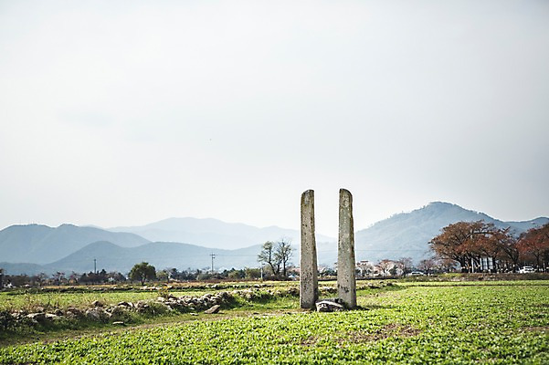 포토 JPG 주간 단풍 유적지 자연 산 풍경 사람없음 야외 가을 돌_바위 경주 기둥 돌기둥 당간지주 국내포토 자연요소 계절 건축 고건축 잎 유물 경상북도 생태계 파일형식