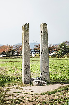 포토 JPG 주간 단풍 유적지 자연 풍경 사람없음 야외 가을 돌_바위 경주 기둥 돌기둥 당간지주 국내포토 자연요소 계절 건축 고건축 잎 유물 경상북도 생태계 파일형식