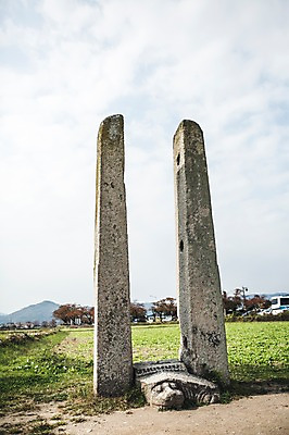 포토 JPG 주간 단풍 유적지 자연 풍경 사람없음 야외 가을 돌_바위 경주 기둥 돌기둥 당간지주 국내포토 자연요소 계절 건축 고건축 잎 유물 경상북도 생태계 파일형식