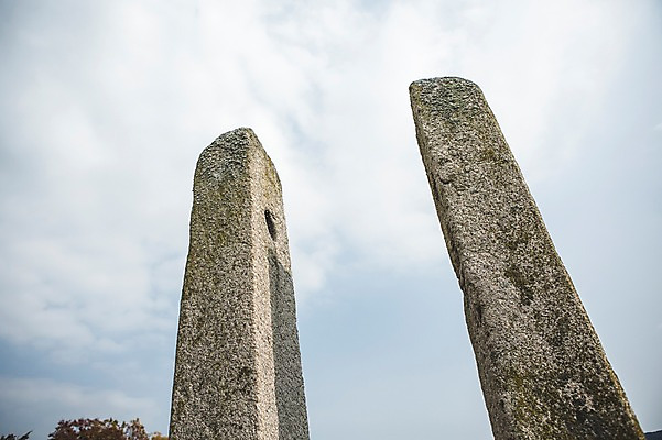 포토 JPG 주간 구름 로우앵글 유적지 자연 하늘 풍경 사람없음 야외 가을 돌_바위 경주 기둥 돌기둥 당간지주 국내포토 자연요소 계절 건축 뷰포인트 고건축 유물 경상북도 생태계 파일형식