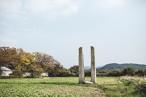 포토 JPG 주간 단풍 유적지 자연 산 풍경 사람없음 야외 가을 돌_바위 경주 기둥 돌기둥 당간지주 국내포토 자연요소 계절 건축 고건축 잎 유물 경상북도 생태계 파일형식