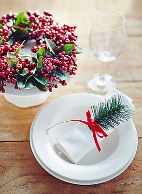 포토 JPG 접시 리본 백그라운드 크리스마스장식 크리스마스 와인잔 식탁 사람없음 장식 상차림 오브젝트 솔잎 솔잎장식 호랑가시나무열매 국내포토 식기 기념일 열매 잎 술잔 탁자 파일형식