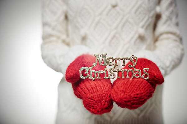 포토 JPG 여자 백그라운드 크리스마스장식 크리스마스 한명 사람 성인 아웃포커스 스웨터 털장갑 국내포토 1 기념일 장갑 상의 촬영기법 파일형식