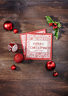 포토 JPG 백그라운드 크리스마스장식 크리스마스 사람없음 목재 나뭇결 오브젝트 호랑가시나무열매 오너먼트 국내포토 나무 기념일 열매 재료 파일형식