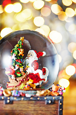 포토 JPG 백그라운드 크리스마스장식 크리스마스 근접촬영 사람없음 크리스마스트리 오브젝트 보케 스노글로브 산타장식 국내포토 기념일 뷰포인트 장식 파일형식