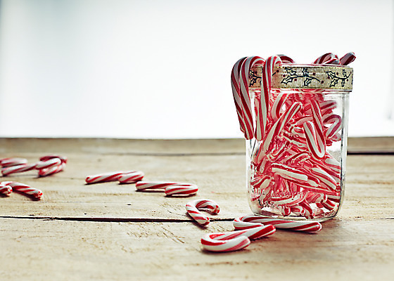 포토 JPG 백그라운드 크리스마스장식 크리스마스 유리병 사탕 사람없음 오브젝트 지팡이사탕 국내포토 기념일 병_용기 디저트 파일형식