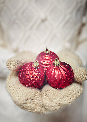 포토 JPG 손 여자 백그라운드 크리스마스장식 크리스마스 한명 사람 성인 아웃포커스 털장갑 오너먼트 국내포토 1 기념일 장갑 촬영기법 신체부위 파일형식