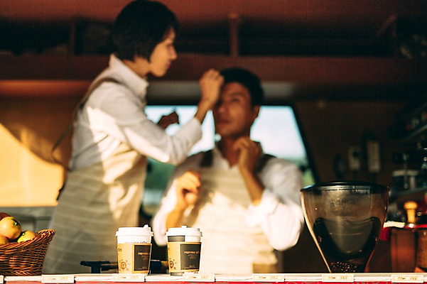 포토 JPG 주간 부부 여자 남자 커피 서기 앉기 성인 야외 두명 앞모습 아웃포커스 30대 제주도 다정 카페 한국인 정리 부부라이프 푸드트럭 성인만 국내포토 자연요소 라이프스타일 커플 음료 뷰포인트 컨셉 모션 한국 촬영기법 사람 동양인 장년 상점 트럭 파일형식