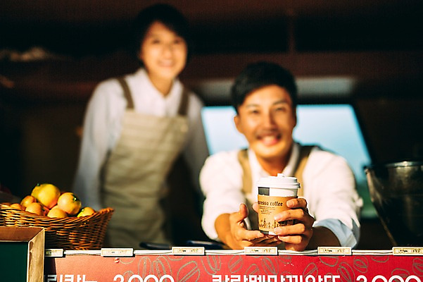 포토 JPG 주간 부부 여자 남자 커피 서기 미소 들기 상반신 성인 야외 두명 앞모습 30대 제주도 다정 카페 한국인 부부라이프 푸드트럭 성인만 국내포토 자연요소 라이프스타일 커플 음료 뷰포인트 컨셉 모션 한국 표정 사람 동양인 장년 상점 트럭 파일형식