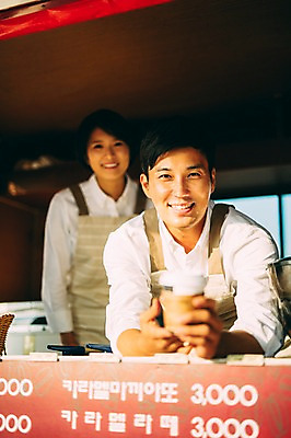 포토 JPG 주간 부부 여자 남자 커피 서기 미소 들기 상반신 성인 야외 두명 앞모습 30대 제주도 다정 카페 한국인 부부라이프 푸드트럭 성인만 국내포토 자연요소 라이프스타일 커플 음료 뷰포인트 컨셉 모션 한국 표정 사람 동양인 장년 상점 트럭 파일형식