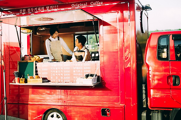 포토 JPG 주간 부부 여자 남자 서기 미소 앉기 상반신 성인 야외 두명 앞모습 30대 제주도 다정 카페 한국인 부부라이프 푸드트럭 성인만 국내포토 자연요소 라이프스타일 커플 뷰포인트 컨셉 모션 한국 표정 사람 동양인 장년 상점 트럭 파일형식