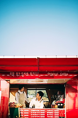 포토 JPG 주간 부부 여자 남자 하늘 서기 미소 앉기 상반신 성인 야외 두명 앞모습 30대 제주도 다정 카페 한국인 부부라이프 푸드트럭 성인만 국내포토 자연요소 라이프스타일 커플 뷰포인트 컨셉 모션 한국 표정 사람 동양인 장년 상점 트럭 파일형식