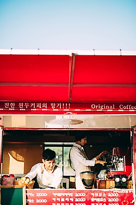 포토 JPG 주간 부부 여자 남자 서기 미소 앉기 상반신 성인 야외 두명 앞모습 옆모습 30대 제주도 다정 카페 한국인 부부라이프 푸드트럭 성인만 국내포토 자연요소 라이프스타일 커플 뷰포인트 컨셉 모션 한국 표정 사람 동양인 장년 상점 트럭 파일형식