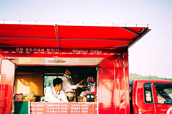 포토 JPG 주간 부부 여자 남자 서기 미소 앉기 상반신 성인 야외 두명 앞모습 옆모습 30대 제주도 다정 카페 한국인 부부라이프 푸드트럭 성인만 국내포토 자연요소 라이프스타일 커플 뷰포인트 컨셉 모션 한국 표정 사람 동양인 장년 상점 트럭 파일형식