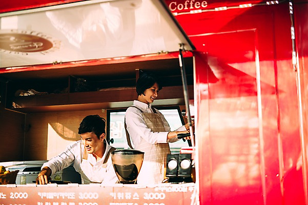 포토 JPG 주간 부부 여자 남자 서기 미소 앉기 상반신 성인 야외 두명 앞모습 30대 제주도 다정 카페 한국인 부부라이프 푸드트럭 성인만 국내포토 자연요소 라이프스타일 커플 뷰포인트 컨셉 모션 한국 표정 사람 동양인 장년 상점 트럭 파일형식
