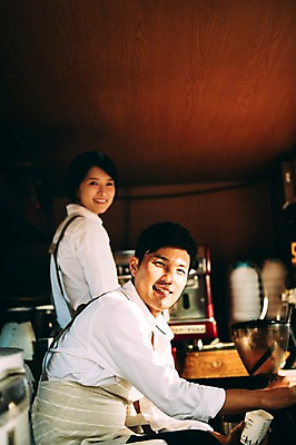 포토 JPG 주간 부부 여자 남자 서기 미소 앉기 상반신 성인 야외 두명 옆모습 30대 제주도 다정 카페 한국인 부부라이프 푸드트럭 성인만 국내포토 자연요소 라이프스타일 커플 뷰포인트 컨셉 모션 한국 표정 사람 동양인 장년 상점 트럭 파일형식