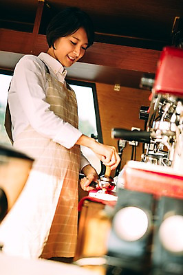 포토 JPG 주간 여자 여유 커피 한명 서기 미소 상반신 성인 야외 옆모습 30대 제주도 카페 한국인 바리스타 푸드트럭 성인여자만 성인만 소상공인 국내포토 자연요소 직업 1 감정 음료 뷰포인트 모션 한국 표정 사람 동양인 장년 경제 상점 트럭 상인 여자만 파일형식