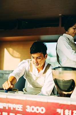 포토 JPG 주간 부부 여자 남자 서기 미소 앉기 상반신 성인 야외 두명 앞모습 옆모습 30대 제주도 카페 한국인 부부라이프 푸드트럭 성인만 국내포토 자연요소 라이프스타일 커플 뷰포인트 모션 한국 표정 사람 동양인 장년 상점 트럭 파일형식