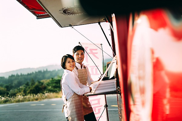 포토 JPG 주간 부부 여자 남자 서기 미소 상반신 성인 야외 두명 옆모습 30대 제주도 다정 카페 한국인 부부라이프 푸드트럭 성인만 국내포토 자연요소 라이프스타일 커플 뷰포인트 컨셉 모션 한국 표정 사람 동양인 장년 상점 트럭 파일형식