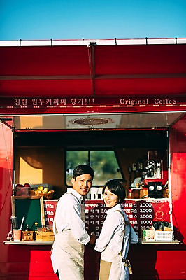 포토 JPG 주간 부부 여자 남자 서기 미소 상반신 성인 야외 두명 옆모습 30대 제주도 다정 카페 한국인 부부라이프 푸드트럭 성인만 국내포토 자연요소 라이프스타일 커플 뷰포인트 컨셉 모션 한국 표정 사람 동양인 장년 상점 트럭 파일형식