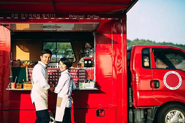 포토 JPG 주간 부부 여자 남자 서기 미소 상반신 성인 야외 두명 옆모습 30대 제주도 다정 카페 한국인 부부라이프 푸드트럭 성인만 국내포토 자연요소 라이프스타일 커플 뷰포인트 컨셉 모션 한국 표정 사람 동양인 장년 상점 트럭 파일형식