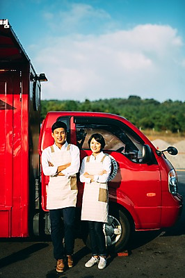 포토 JPG 주간 전신 구름 부부 여자 남자 여유 서기 미소 성인 야외 두명 앞모습 30대 제주도 팔짱 카페 한국인 부부라이프 푸드트럭 성인만 국내포토 자연요소 라이프스타일 커플 감정 뷰포인트 모션 한국 표정 사람 동양인 장년 상점 트럭 파일형식