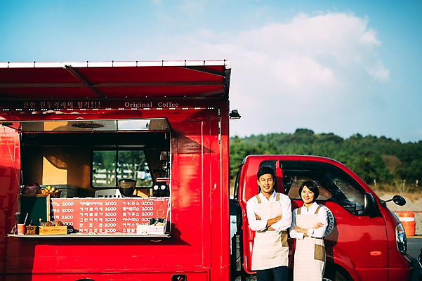 포토 JPG 주간 구름 부부 여자 남자 여유 하늘 서기 미소 상반신 성인 야외 두명 앞모습 30대 제주도 팔짱 다정 카페 한국인 부부라이프 푸드트럭 성인만 국내포토 자연요소 라이프스타일 커플 감정 뷰포인트 컨셉 모션 한국 표정 사람 동양인 장년 상점 트럭 파일형식