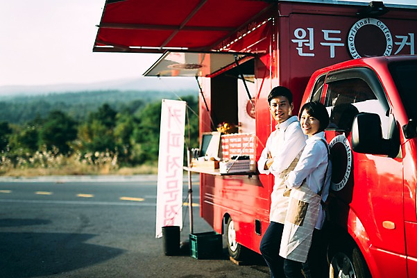 포토 JPG 주간 부부 여자 남자 여유 서기 미소 상반신 성인 야외 두명 옆모습 30대 제주도 팔짱 기댐 다정 카페 한국인 부부라이프 푸드트럭 성인만 국내포토 자연요소 라이프스타일 커플 감정 뷰포인트 컨셉 모션 한국 표정 사람 동양인 장년 상점 트럭 파일형식