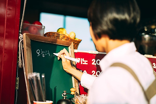 포토 JPG 주간 여자 한명 서기 상반신 성인 야외 옆모습 30대 제주도 카페 한국인 메뉴 메뉴판 푸드트럭 성인여자만 성인만 국내포토 자연요소 1 뷰포인트 모션 한국 사람 동양인 장년 상점 트럭 여자만 파일형식