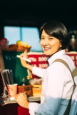 포토 JPG 주간 여자 한명 서기 미소 상반신 성인 야외 옆모습 30대 제주도 카페 한국인 메뉴판 푸드트럭 성인여자만 성인만 국내포토 자연요소 1 뷰포인트 모션 한국 표정 사람 동양인 장년 상점 트럭 여자만 파일형식