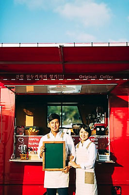 포토 JPG 주간 부부 여자 남자 서기 미소 들기 상반신 성인 야외 두명 앞모습 30대 제주도 다정 카페 한국인 메뉴판 부부라이프 푸드트럭 성인만 국내포토 자연요소 라이프스타일 커플 뷰포인트 컨셉 모션 한국 표정 사람 동양인 장년 상점 트럭 파일형식