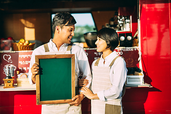 포토 JPG 주간 부부 여자 남자 서기 미소 들기 상반신 성인 야외 두명 앞모습 30대 제주도 다정 카페 한국인 메뉴판 부부라이프 푸드트럭 성인만 국내포토 자연요소 라이프스타일 커플 뷰포인트 컨셉 모션 한국 표정 사람 동양인 장년 상점 트럭 파일형식