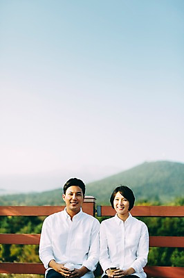 포토 JPG 주간 부부 여자 남자 여유 벤치 하늘 휴식 미소 앉기 상반신 성인 야외 두명 앞모습 30대 제주도 한국인 부부라이프 성인만 국내포토 자연요소 라이프스타일 커플 감정 뷰포인트 컨셉 의자 모션 한국 표정 사람 동양인 장년 파일형식