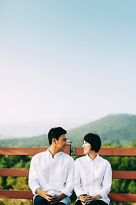 포토 JPG 주간 부부 여자 남자 여유 벤치 하늘 휴식 미소 앉기 상반신 성인 야외 두명 앞모습 30대 제주도 마주보기 한국인 부부라이프 성인만 국내포토 자연요소 라이프스타일 커플 감정 뷰포인트 컨셉 의자 모션 한국 표정 사람 동양인 장년 파일형식