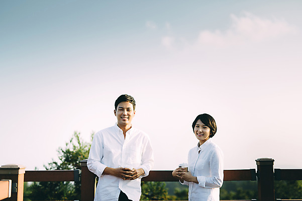 포토 JPG 주간 부부 여자 남자 휴식 서기 미소 상반신 성인 야외 두명 앞모습 30대 제주도 다정 한국인 부부라이프 성인만 국내포토 자연요소 라이프스타일 커플 뷰포인트 컨셉 모션 한국 표정 사람 동양인 장년 파일형식