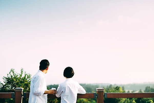 포토 JPG 주간 부부 여자 남자 휴식 서기 상반신 성인 야외 두명 뒷모습 30대 제주도 다정 한국인 부부라이프 성인만 국내포토 자연요소 라이프스타일 커플 뷰포인트 컨셉 모션 한국 사람 동양인 장년 파일형식
